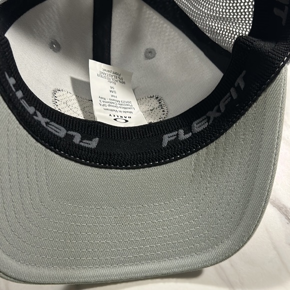 Oakley Indy Hologram Patch Trucker Stretch-Fitted Hat - Picture 6 of 7